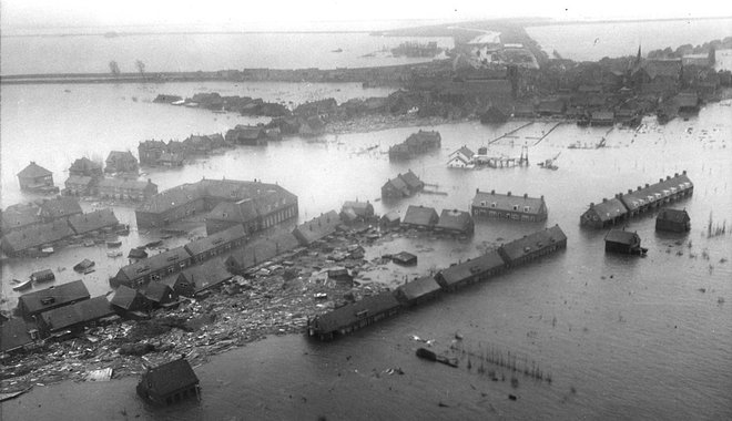 Ezrek haltak meg, amikor pusztító árvíz szakította át a holland gátakat