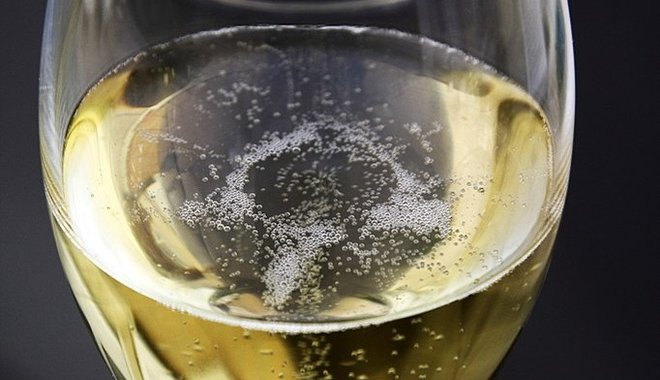Felbontottak egy csaknem 100 éves pezsgőt Paul Bocuse sztárséf hagyatékából