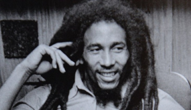 Zenéjével küzdött a hazáját dúló viszályok ellen Bob Marley