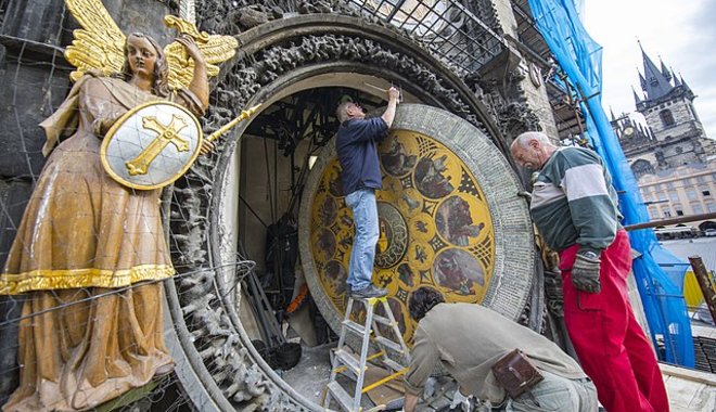 Lecserélik a prágai Orloj toronyóra helytelenül restaurált képes kalendáriumát