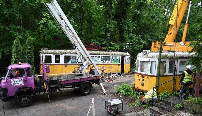 Két régi, ezres sorozatú villamos menekült meg az enyészettől Budapesten