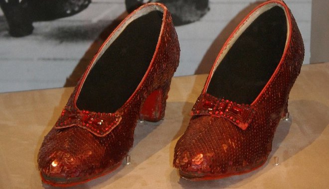 Vádat emeltek az Óz Dorothyjának ikonikus piros cipellőit ellopó férfi ellen
