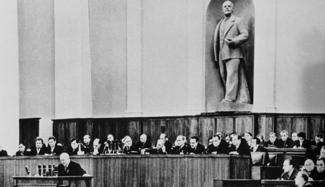 Lenin szobra előtt sorolta el Sztálin bűneit a szovjet főtitkár