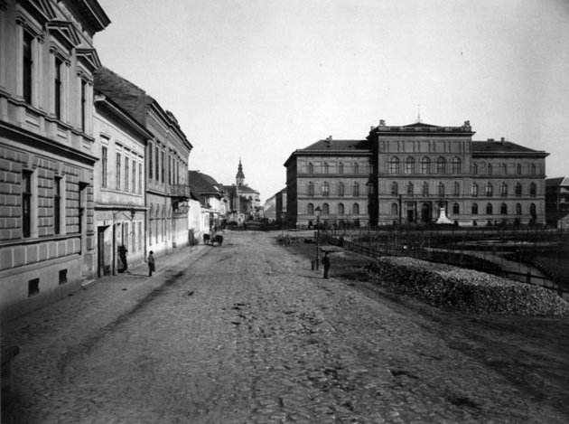 Dugonics tér a Somogyi utca felé nézve, jobbra az egykori Főreáltanoda (ma a Szegedi Egyetem központi épülete) (a kép 1885 körül készült) (Fortepan / Fődi Gábor)