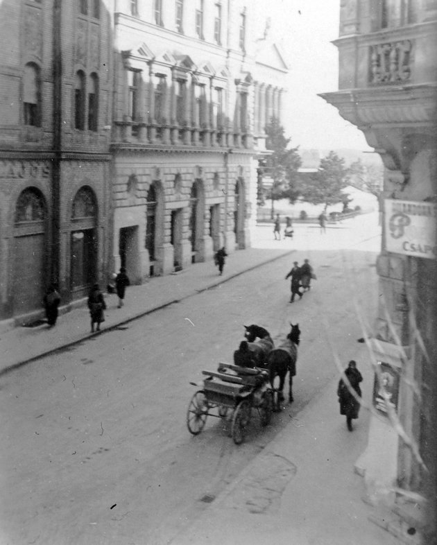 Vár utca a Deák Ferenc utca felől nézve, háttérben a Móra Ferenc Múzeum (1930) (Fortepan / Fortepan)