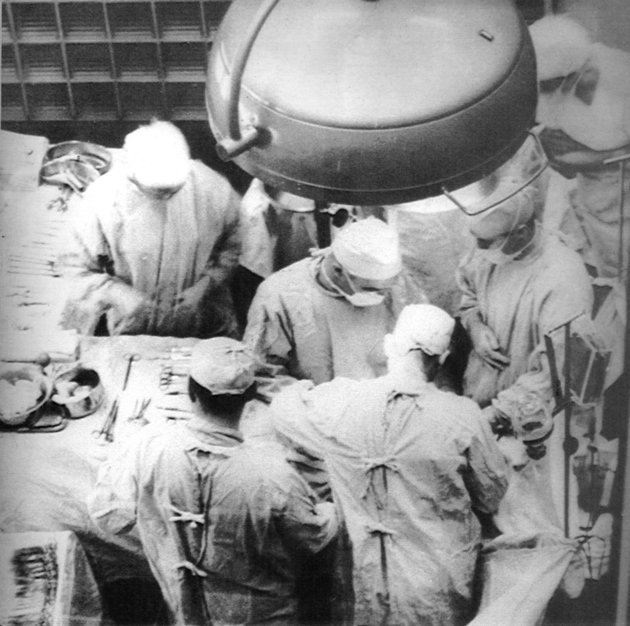 Murray és csapata műtét közben