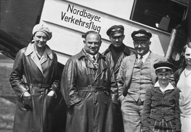 Az 1930-as fotón Hermann Köhl bőrkabátban látható (Wikipédia / Bundesarchiv, Bild 102-09801 / CC-BY-SA 3.0 de)
