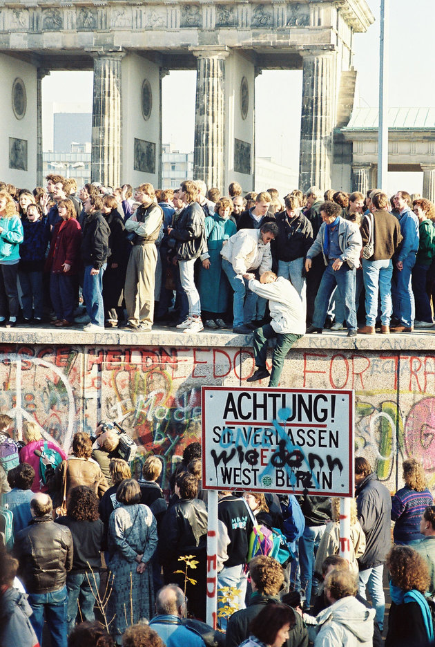 A berlini fal 1989. november 10-én, a határátkelőhelyek nyitásának másnapján (Kép forrása: Wikipédia/ Sue Ream /CC BY 3.0)