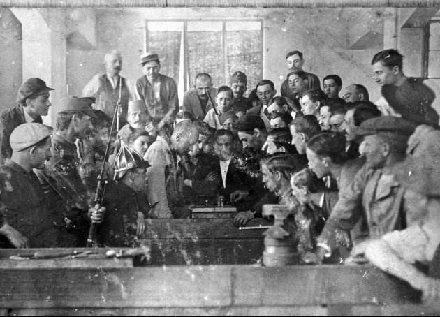 Sakkozó munkások sztrájk idején a Soroksári úti Fegyvergyárban, 1917. (Kép forrása: Fortepan / Ferencvárosi Helytörténeti Gyűjtemény)