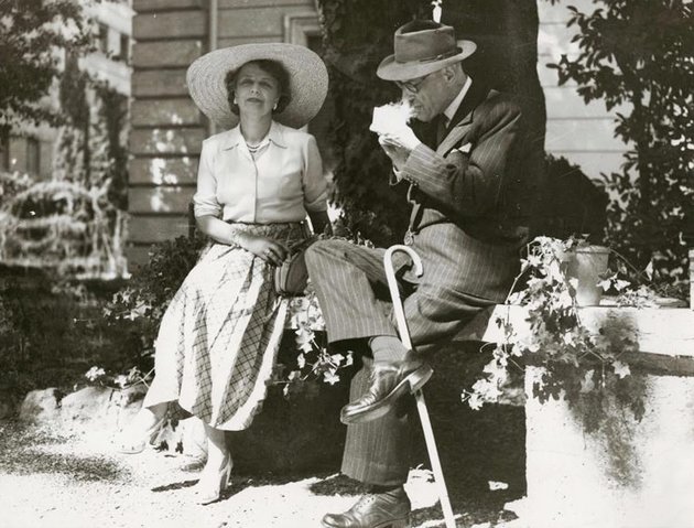 Károlyi Mihály és Andrássy Katinka a római magyar nagykövetség kertjében, 1942