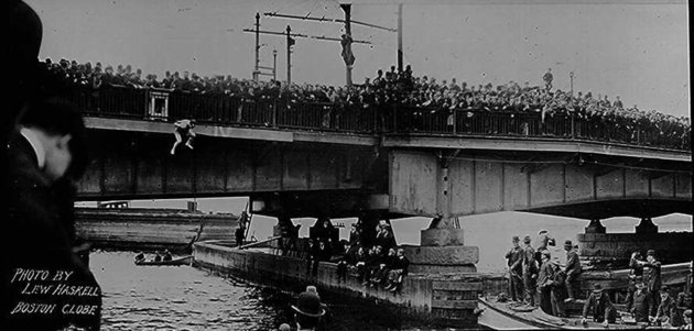 Harry Houdini ugrása a Harvard Bridge-ről
