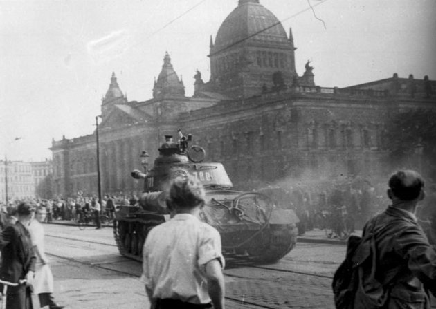 Szovjet tank Lipcsében (Bundesarchiv, B 285 Bild-14676 / Unknown author / CC BY-SA 3.0)
