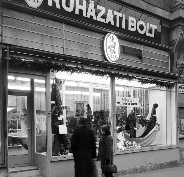 A BÁV ruházati boltja a Bartók Béla úton 1971-ben (kép forrása: Fortepan / FŐFOTÓ)
