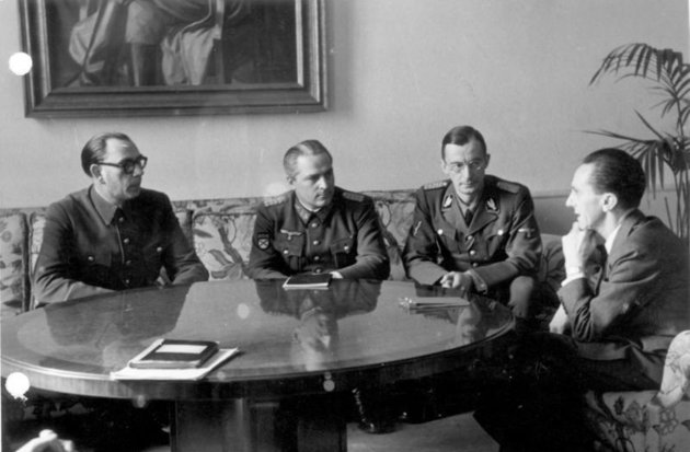 Vlaszov (bal szélen) találkozik Joseph Goebbels német propagandaminiszterrel (jobb szélen) (Bundesarchiv, Bild 183-H27774 / CC BY-SA 3.0)