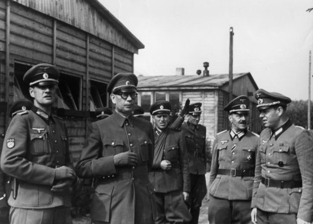 Vlaszov tábornok tisztekkel a dabendorfi táborban (Bundesarchiv, Bild 146-1976-114-32 / CC BY-SA 3.0)