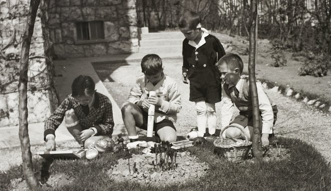 Meztelenül rohangáló férfiak, fűszálakat püfölő gyermekek – babonás elődeink húsvéti népszokásai