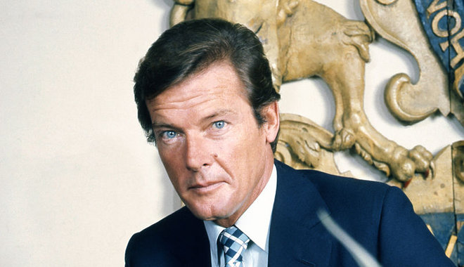 Már legelső statisztaszerepe óriási női rajongótábort hozott Roger Moore-nak