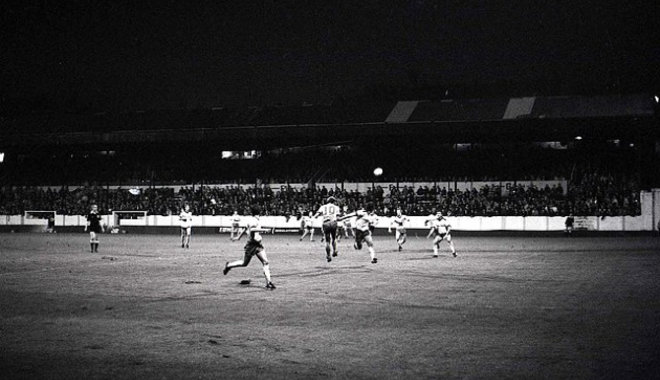 Egy héttel az elbontása előtt borult lángba a bradfordi stadion fa lelátója