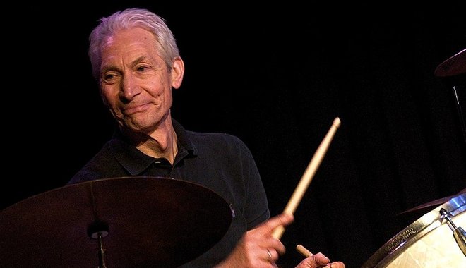 Kalapács alá kerülnek a Rolling Stones dobosa, Charlie Watts legkülönfélébb ereklyéi