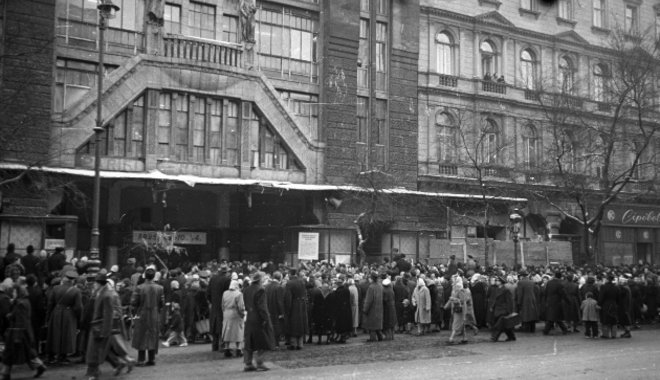 Ponyvákba ugrottak a tetőről a Párisi Áruház tűzvészéből menekülő emberek