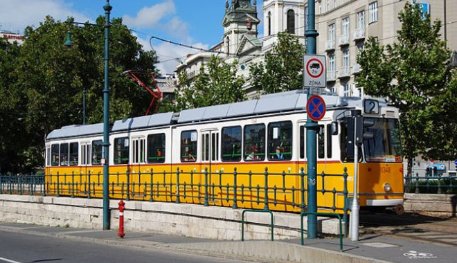 Egykor két vállalat osztozott a 2-es villamos panorámavonalán