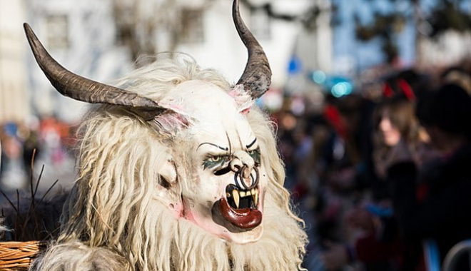 Ma már felnőtteknek szóló módokon is rémisztget a Mikulást kísérő krampusz