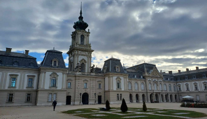 Minden évszakban megcsodálhatják a látogatók a keszthelyi Festetics-kastélyt