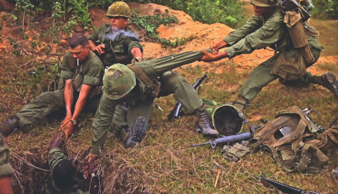 Elemlámpával a Vietkong járataiban