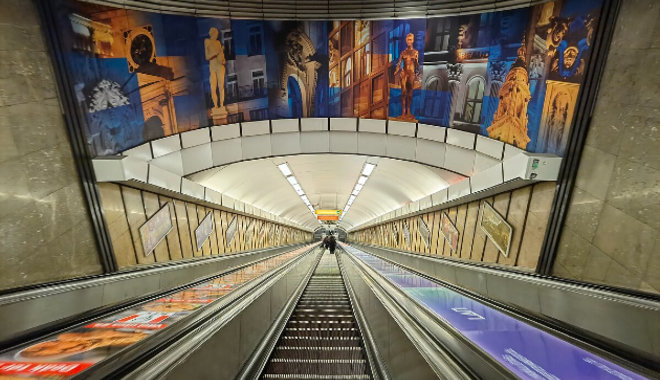 Tárlat a talpunk alatt: megnyílt a Metró Kiállítóterem Budapesten