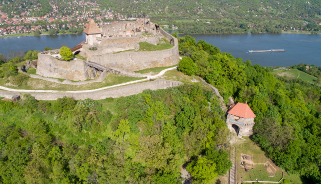 Középkori templomrom, puskagolyók és katonák maradványai is előkerültek Visegrádnál