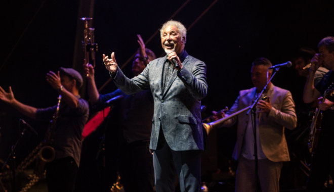 Előadásmódja miatt először csak kalózrádiók sugározták Tom Jones slágereit