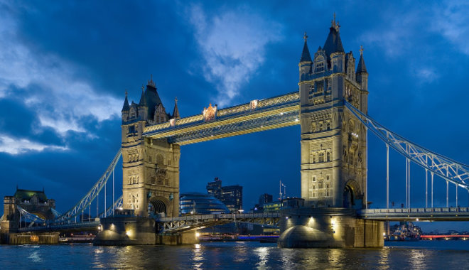 Egyszer még egy busz is átugratott a Tower Bridge csapóhídján