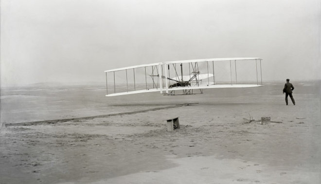 A Fehér Házban tüntették ki találmányukért Orville Wright-ot és testvéreit