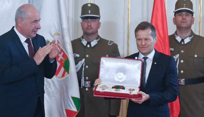 A Nobel-díjas fizikus Krausz Ferenc vehette át a Magyar Szent István Rendet