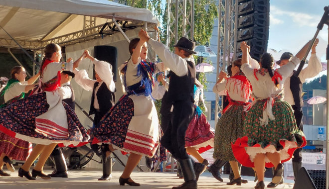 Interaktív vándorkiállítással és néptáncegyüttesek előadásaival is várják a látogatókat Salgótarjánban