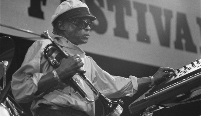 Tizenhét éves korában már világsztárokkal zenélt együtt Miles Davis