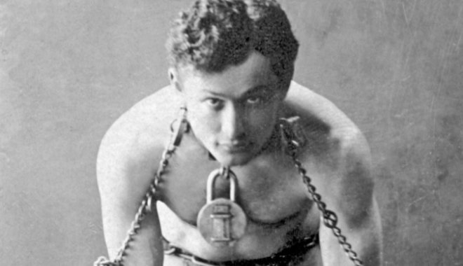 Különleges bélyeggel emlékezik Harry Houdini világhírű bűvészre a Magyar Posta