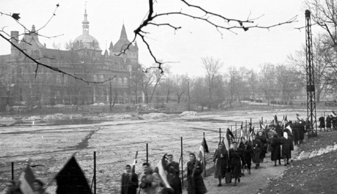 A karhatalmi egyenruhásokat is megbénította az 1956-os budapesti nőtüntetés résztvevőinek bátorsága