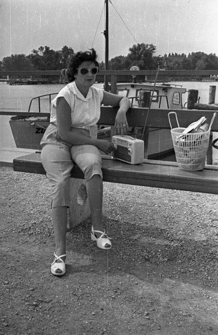 Kikötő, háttérben a Zója motoros, a keszthelyi révőrség szolgálati hajója, jobbra a távolban a Sziget-strand, 1955 ( Adományozó: Bauer Sándor)