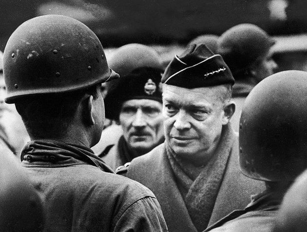 Eisenhower a partraszállás előtti csapatszemlén