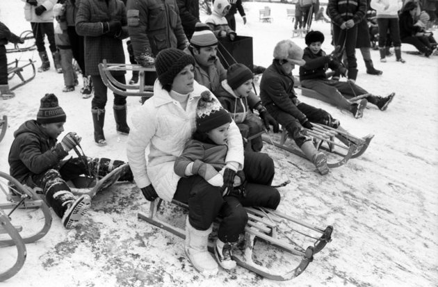 Izgatott arcok a tabáni szánkópályán, 1983 (Fortepan/Szalay Zoltán)