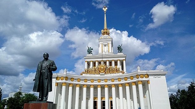 Lenin szobra az Összoroszországi Kiállítási Központ központi pavilonja előtt (Wikipedia / Arturoescorzapedraza / CC BY-SA 4.0)