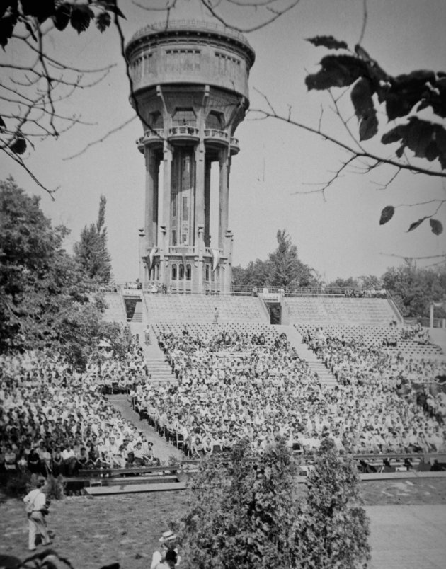 Margitszigeti Szabadtéri Színpad, háttérben a víztorony, 1949 (Fortepan / Kovács Márton Ernő)