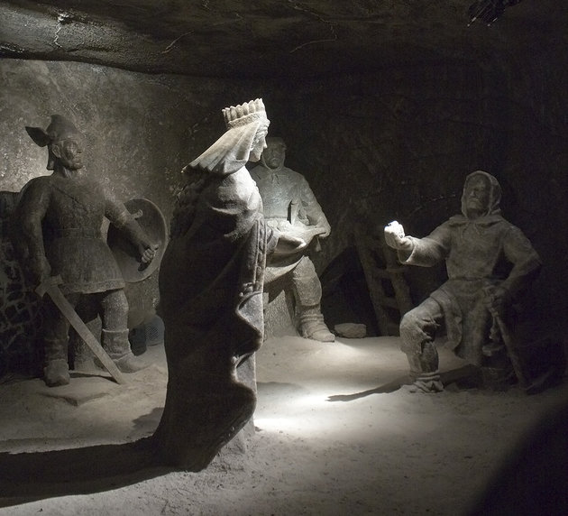 Szent Kinga sószobra a wieliczkai sóbányában