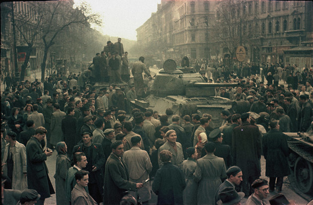 1956 őszén új értelmet nyert az utcákon járás