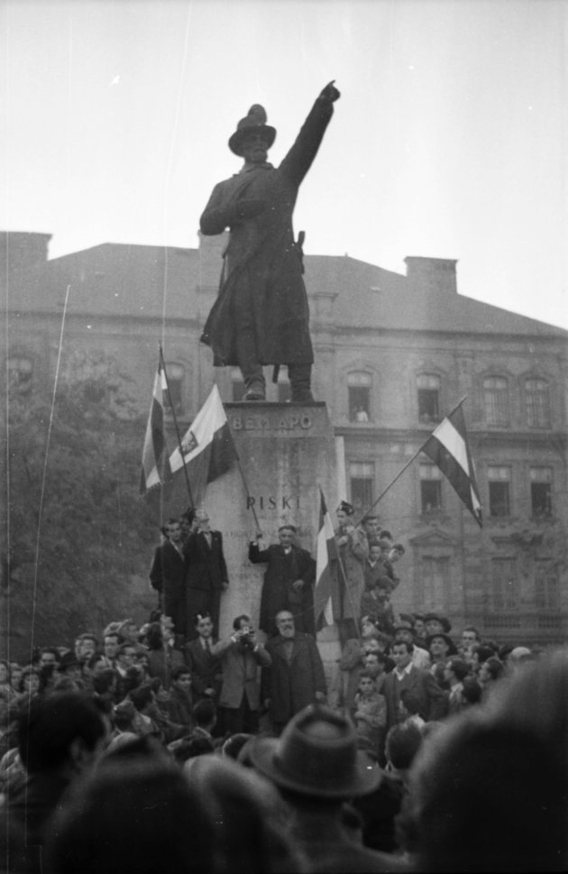 Tüntetők a Bem szobornál (Fortepan / Faragó György)