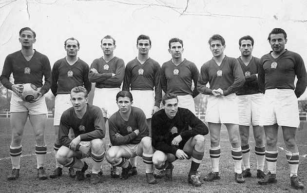 Az Aranycsapat 1953-ban: Lóránt Gyula, Buzánszky Jenő, Hidegkúti Nándor, Kocsis Sándor, Zakariás József, Czibor Zoltán, Bozsik József, Budai II László, guggol: Lantos Mihály, Puskás Ferenc, Grosics Gyula (Kép forrása: Fortepan / Erky-Nagy Tibor)