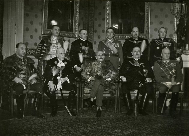 A Kállay-kormány beiktatása, 1942. március 10. (Ülő sor balról jobbra: Reményi-Schneller Lajos pénzügy-, Keresztes-Fischer Ferenc belügyminiszter, Kállay Miklós miniszterelnök és ideiglenes külügyminiszter, Hóman Bálint vallás- és közoktatásügyi-, Bartha Károly honvédelmi miniszter, álló sor: Varga József kereskedelem-, közlekedés- és iparügyi-, Radocsay László igazságügyi-, Győrffy-Bengyel Sándor közellátási tárcanélküli-, Bánffy Dániel földművelésügyi miniszter, Bárczy István miniszterelnökségi államtitkár