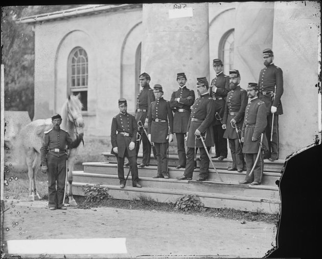 Irvin McDowell tábornok és tisztjei Arlington House-ban, 1862-ben