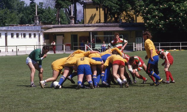 Sujtás utca, a Gázgyár sporttelepe, Békásmegyeri Lakótelep SE - Pécs rögbi mérkőzés (kép forrása: fortepan / Urbán Tamás)